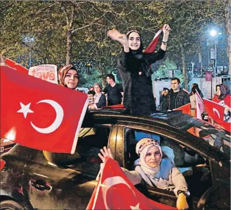  ??  ?? Manifestac­iones de júbilo en el centro de Estambul poco después de conocerse el triunfo del sí