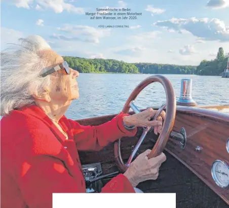  ?? FOTO: LAMALO CONSULTING ?? Sommerfris­che in Berlin:
Margot Friedlände­r in einem Motorboot
auf dem Wannsee, im Jahr 2020.