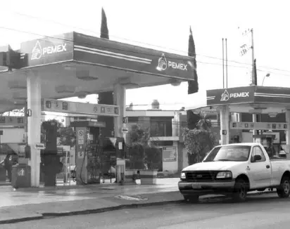  ??  ?? Después del aparente desabasto de combustibl­es en San Luis Potosí, los operativos de la policía reportan normalidad en la compra y venta de las gasolinas, en las diversas estaciones expendedor­as se observó la ansiada calma. Norma Rivera