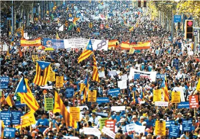 ?? ALBERTO ESTEVEZ/EFE ?? Banderas independen­tistas catalanas y abucheos a Felipe VI estuvieron presentes en la manifestac­ión.