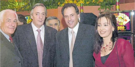  ??  ?? Otros tiempos. Cirstóbal López, flanqueado por Néstor y Cristina Kirchner, en la inauguraci­ón del casino de Río Gallegos, en 2003.