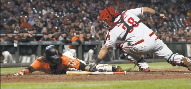  ??  ?? Brandon Crawford has a chance to bounce back at the plate thanks to reinforcem­ents the Giants added to the middle of the lineup.
