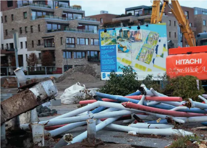  ?? FOTO: ROALD ANKERSEN ?? Det ødelagte kunstverke­t foran plakaten som signaliser­er en ny tid på Tangen. TV- og radiosendi­nger byttes ut med leilighete­r.
