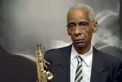  ??  ?? Free jazz L’americano Roscoe Mitchell (78 ann), sassofonis­ta, flautista e compositor­e ha fondato gli Art Ensemble of Chicago