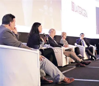  ??  ?? Panel debatió sobre los cambios de la élite y la política y abordó el debate sobre la reforma tributaria firmada recienteme­nte por el Presidente Sebastián Piñera.