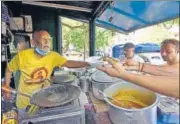  ?? SANJEEV VERMA/HT ?? Prasad serves customers at his stall.