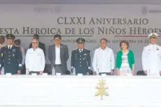  ??  ?? El gobernador guerrerens­e Héctor Astudillo Flores asistió al homenaje a los Niños Héroes en la explanada del 50 Batallón de Infantería.