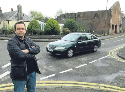  ?? Picture: Dougie Nicolson. ?? Safety campaigner Craig Finlay at the King Street/Broich Road junction.