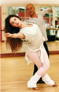  ?? Picture: SIMPHIWE NKWALI ?? MAKING THEIR MOVE: Lalla Hirayama and Grant Esterhuize­n rehearse for ‘Strictly Come Dancing’