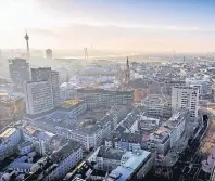 ??  ?? Düsseldorf ist als Wohnort gefragt – aber heute schon dicht bebaut. Bauland ist knapp. Eine Herausford­erung für die künftige Entwicklun­g der Stadt.