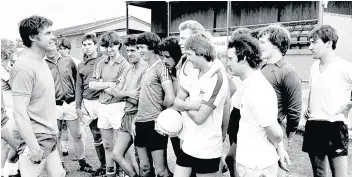  ??  ?? On the left is manager Frank Wignall meeting Shepshed Charterhou­se players.