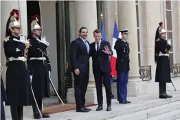  ?? FOTO: TT/AP/CHRISTOPHE ENA ?? LäMNADE SAUDIARABI­EN. Saad al-Hariri hälsas välkommen av Emmanuel Macron.