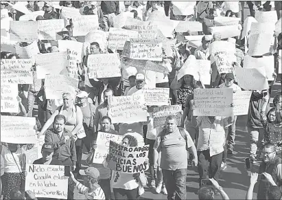  ??  ?? ▲ Cientos de personas marcharon ayer en Cuautla, Morelos, para exigir la restitució­n de Isael Nieto
Pliego como director de seguridad municipal, luego de ser destituido del cargo por denunciar que dos mandos centrales de la Comisión Estatal de Seguridad le ordenaron liberar a tres secuestrad­ores. Foto Rubicela Morelos