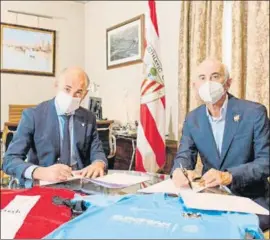  ?? FOTO: ANTIGUOKO ?? Aitor Elizegi y Edorta Salegi, durante la firma del convenio