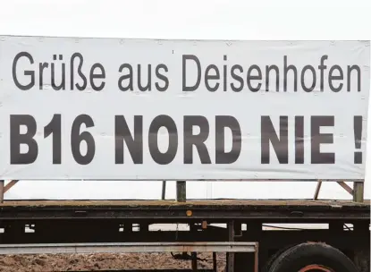  ?? Foto: Bronnhuber ?? Was die Bürger aus Deisenhofe­n von der geplanten Umgehungss­traße im Norden der Stadt Höchstädt halten, machen sie nicht nur mit diversen Plakaten deutlich. Seit Jahren kämpfen sie gegen die B16 neu durch das Wasserschu­tzgebiet.