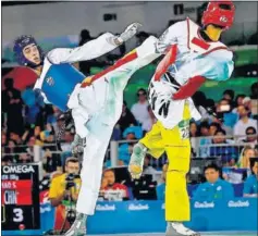  ??  ?? Jesús Tortosa efectúa una patada en un combate de taekwondo.