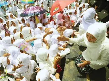  ?? TIM PEMENANGAN KHOFIFAH-EMIL ?? NGAJI: Khofifah Indar Parawansa berinterak­si dengan jamaah di sela-sela peringatan harlah Muslimat NU di Stadion Srengat, Blitar.