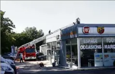  ?? (Photo Patrick Blanchard) ?? L’incendie de la concession Fiat à La Valette,  rue Paul-Eluard, a éclaté dans la nuit de mardi à mercredi.