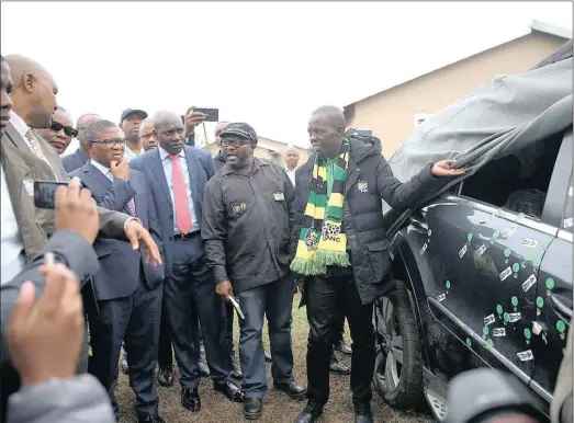  ?? PICTURE: BONGANI MBATHA ?? SHOCKING: Fikile Mbalula (left), Mxolisi Kaunda, Zenzele Msomi and Les Sthutha examine Sindiso Magaqa’s car, in which he was shot.