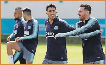  ??  ?? Messi y Suárez, durante un entrenamie­nto con el Barza