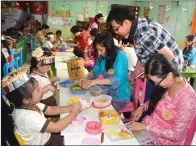  ?? PUJI TYAS/JAWA POS ?? MENARIK DIMAKAN: Lomba membuat kreasi bento di TKK Santa Maria Regina melibatkan ibu dan anak kemarin.