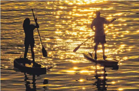  ?? SYMBOLFOTO: BORIS ROESSLER/DPA ?? Stand-up-Paddling liegt voll im Trend. Viele Wasserspor­tler missachten allerdings die Regeln, die am Bodensee gelten.