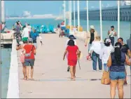  ?? ?? Turistas disfrutan del puerto de Progreso. En octubre pasado, la ocupación hotelera en las playas del estado alcanzó el 29.67 por ciento