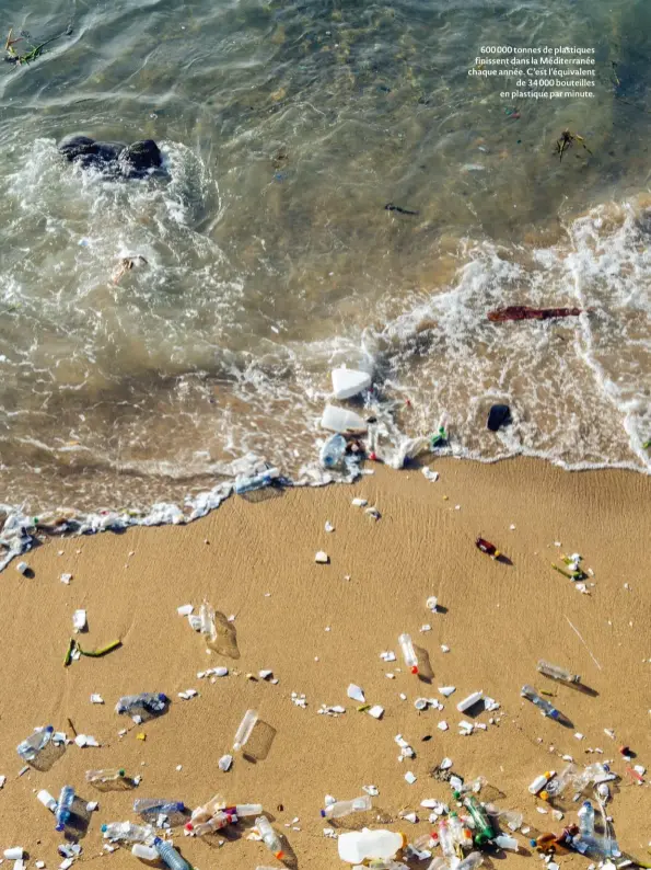  ??  ?? 600 000 tonnes de plastiques finissent dans la Méditerran­ée chaque année. C’est l’équivalent de 34 000 bouteilles en plastique par minute.