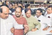  ?? PTI ?? ■
Congress leader Ahmed Patel (centre) arrives for a meeting with the NCP, in Mumbai in Tuesday. They discussed modalities of the alliance and their support to the Shiv Sena for forming the government.