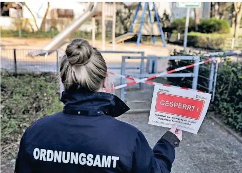  ??  ?? Bei einem Verstoß gegen die Regelung drohen hohe Strafen, die landesweit­e Rechtsvero­rdnung spricht von Ordnungsge­ldern von nicht unter 200 Euro. In allen Städten sind daher Polizei und Ordnungsam­t wie schon am Wochenende im Einsatz, um die Umsetzung der Maßnahmen zu kontrollie­ren.