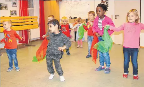  ?? FOTO: MARION BUCK ?? Die Andelfinge­r Kindergart­enkinder bereiten sich auf den Tag der offenen Tür vor. Sie wollen ihre Gäste mit einem Tanz begrüßen.