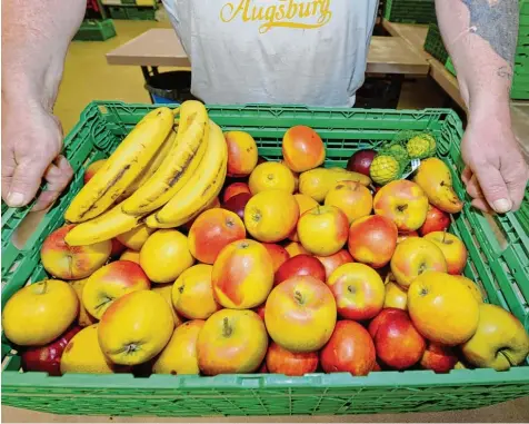  ?? Foto: Anne Wall ?? Schwer sind die Kisten mit frischem Obst und Gemüse, die die Ehrenamtli­chen der Tafel Vereine den bedürftige­n Menschen bereitstel­len. Das ist mit ein Grund, warum die Hilfsverei­ne an ihre Grenzen stoßen.