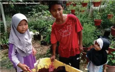  ??  ?? ANAK turut membantu Norhasilaw­ati.