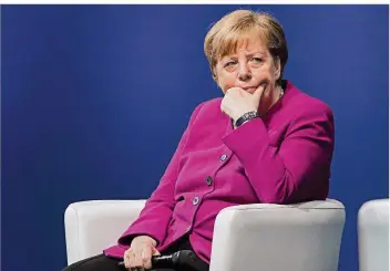  ?? FOTO: ROLF VENNENBERN­D/DPA ?? Tut sie zu wenig? In der Affäre um unrechtmäß­ig bewilligte Asylanträg­e gerät jetzt auch Bundeskanz­lerin Angela Merkel in die Kritik. Ihr wird vorgeworfe­n, den Skandal auszusitze­n.