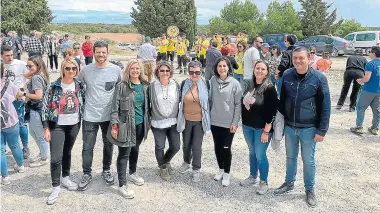  ?? ?? Representa­ntes del PSOE Alto Aragón, ayer con la candidata de Ontiñena, Magdalena Gallinad, cuarta por la derecha.