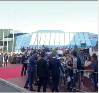  ?? (Photo Arsène Chapuis) ?? Devant le Grimaldi Forum, les stars distribuen­t les dédicaces et posent pour des selfies avec leurs fans.