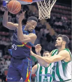  ??  ?? ESPERANZA. Antetokoun­mpo coge el rebote ante Marelja.