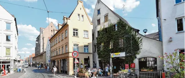  ?? Fotos: Silvio Wyszengrad ?? Seit über 40 Jahren wurde das Bürgerhaus in der Altstadt nicht mehr saniert. Umbaumaßna­hmen sind in der Kresslesmü­hle nun dringend nötig, stellen die Betreiberi­nnen des Lokals Dreizehn aber vor Probleme. Denn sie müssen ihr Geschäft für mindestens 18 Wochen schließen.