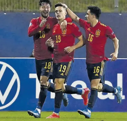  ?? AFP ?? Dani Gómez, delantero del Levante, fue el gran protagonis­ta de la victoria de la selección sub-21 en Celje. España conocerá hoy su rival en los cuartos de final del Europeo, que se disputarán en mayo //