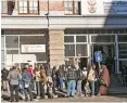  ?? ANGUS SCHOLTZ. ?? PEOPLE waiting in long lines to be helped at the Home Affairs office in Cape Town. |