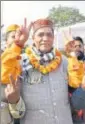  ?? SONU MEHTA/HT ?? Mohan Singh Bisht, BJP n candidate from Karawal
Nagar, shows victory sign after his win in the Delhi assembly election in Nand Nagri, New Delhi, on Tuesday.