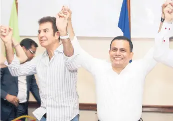  ?? FOTOS: C. SANTOS Y COLABORACI­ÓN GUILMOR GARCÍA ?? EVENTO. Salvador Nasralla compartió ayer un desayuno político al que asistió Antonio Rivera, candidato a la alcaldía sampedrana por el partido Libre.