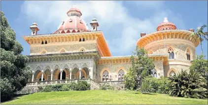  ??  ?? Vor den Toren Lissabons
liegt der orientalis­ch anmutende Palast Monserrate mit seinem wild-romantisch­en Park.