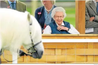  ?? GETTY ?? Isabel de Inglaterra sonríe mientras presencia una competició­n de hípica en Windsor.