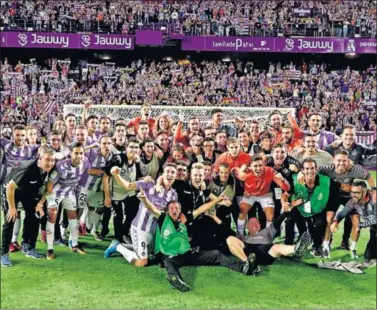  ??  ?? ALEGRÍA. Los jugadores del Valladolid celebraron su clasificac­ión para el playoff ante su público.