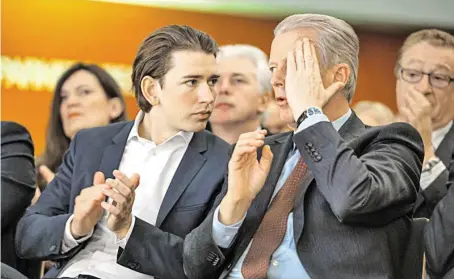  ?? BILD: SN/SN/APA ?? Von seinem talentiert­esten Mitstreite­r gestürzt: Reinhold Mitterlehn­er (r.), Sebastian Kurz.