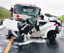  ??  ?? The fatal crash scene near the Tugela Bridge on the N2