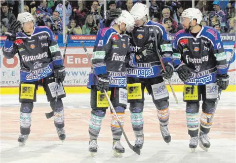  ?? FOTO: MIRCO WITKOWSKI/ARCHIV ?? So möchte sich Mirko Sacher bald wieder sehen: In der zweiten Liga war der Verteidige­r (links) bei den Schwenning­er Wild Wings ein wichtiger Bestandtei­l der Mannschaft. In dieser Szene freut er sich mit Marc Wittfoth, Torschütze Tom-Patric Kimmel und...