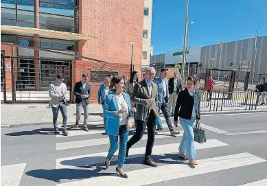  ?? HA ?? Azcón, acompañado de Buj, Marín y otros miembros del PP, ayer en el campus universita­rio de Teruel.