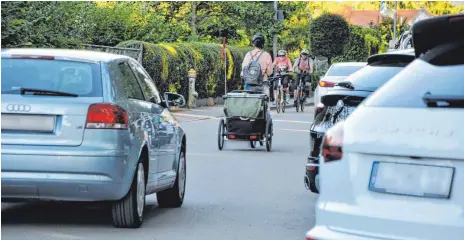  ?? FOTO: BARBARA BAUR ?? Autos, Radler, Parkplätze: In der Eichwaldst­raße an der Lindauer Therme ist der Bodenseera­dweg besonders unübersich­tlich. „Rückwärts ausparken ist dort brutal gefährlich“, sagt der Lindauer Polizeiche­f Thomas Steur.